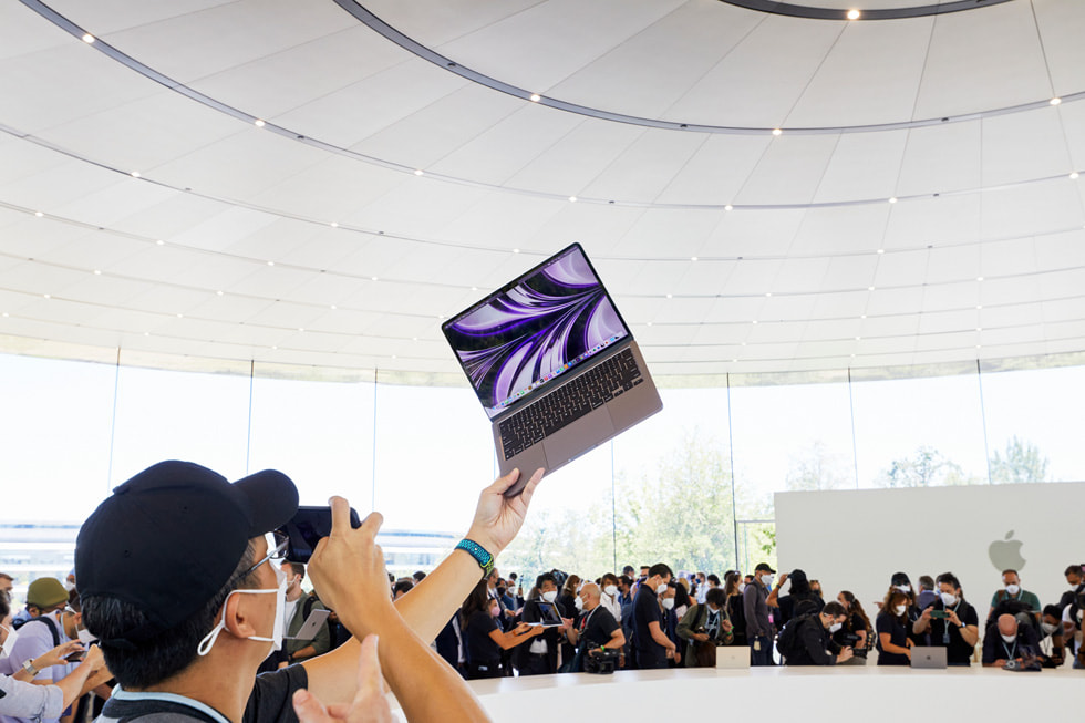 WWDC22の参加者と新しいMacBook Air。