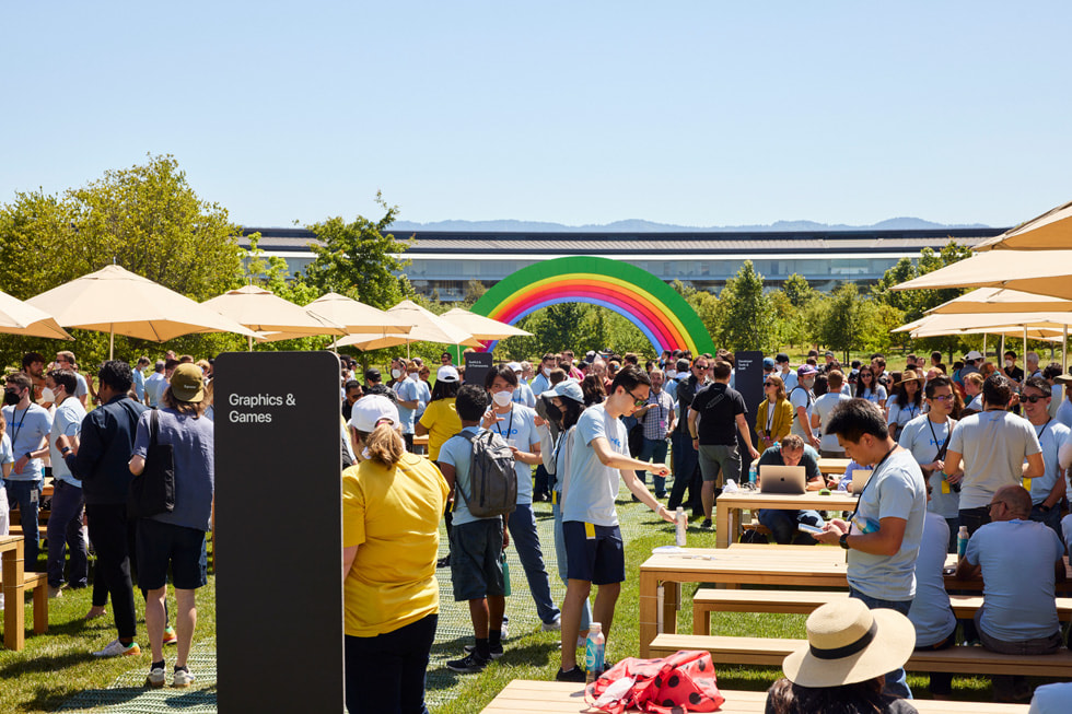 Apple ParkのMeet the TeamsセッションでのWWDC22の参加者。