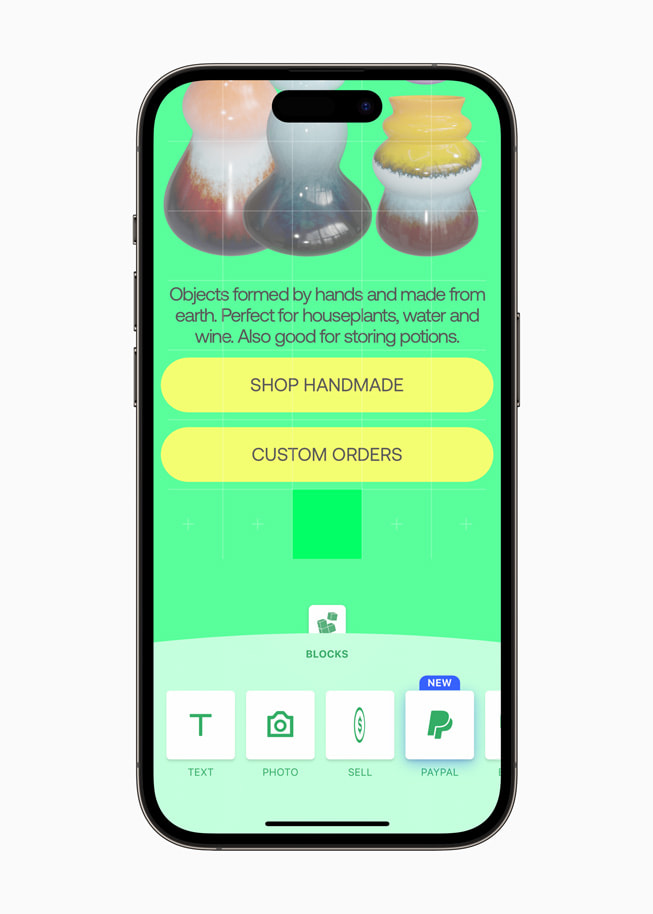 iPhone 14 Pro’da Universe — Website Builder gösteriliyor.