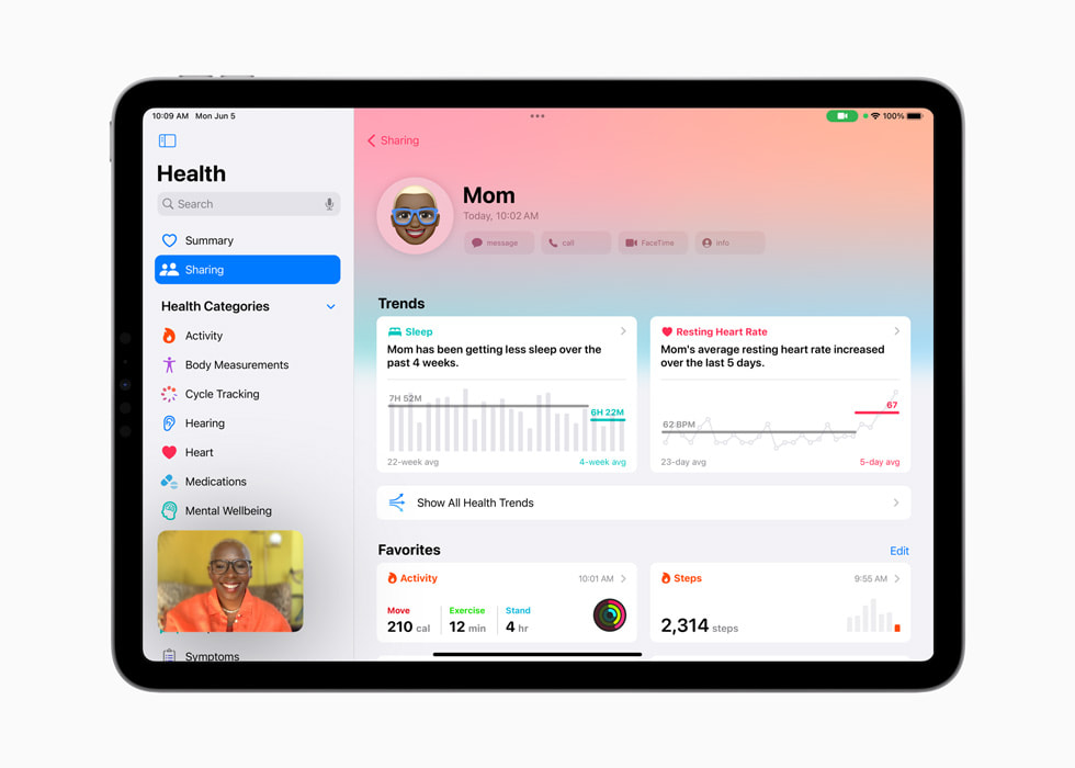 iPad Pro’daki Sağlık uygulamasında kullanıcının annesinden gelen Paylaşım gösteriliyor.