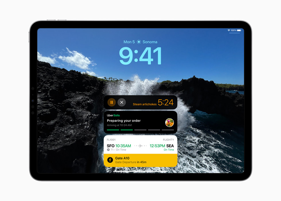 Op een iPad Pro is ‘Live activiteiten’ te zien, met een timer, een bestelling bij Uber Eats en vluchtgegevens op het toegangsscherm.