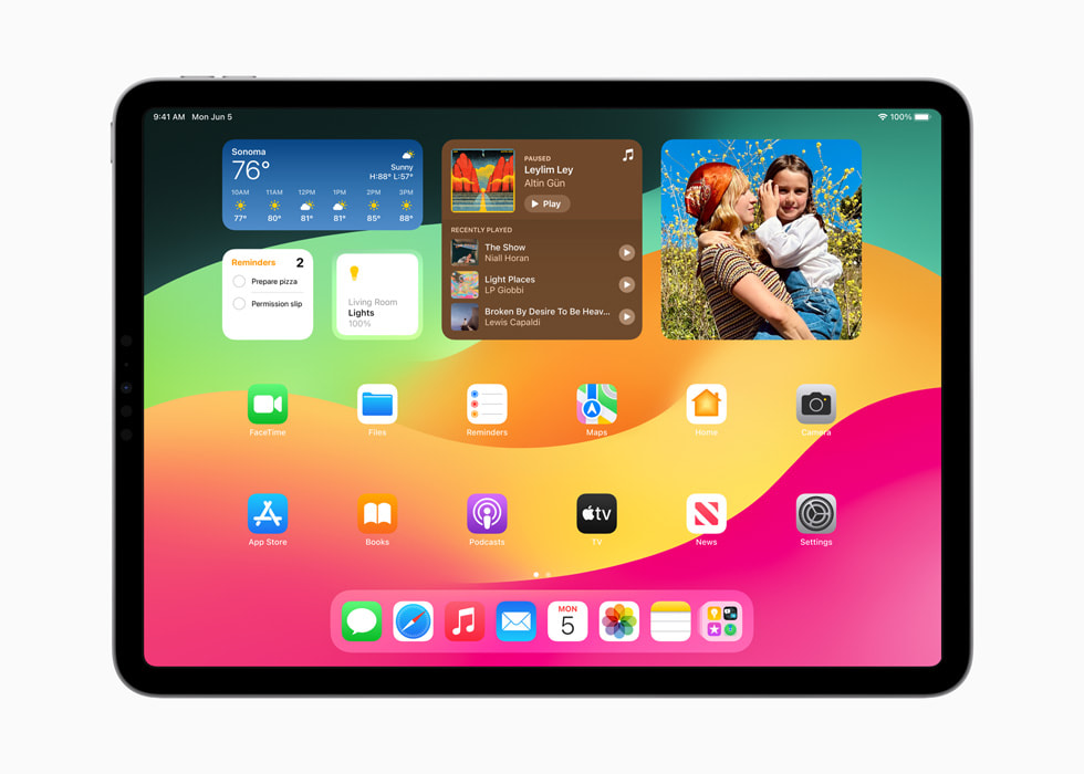 Un iPad Pro affiche des widgets sur l’écran d’accueil.