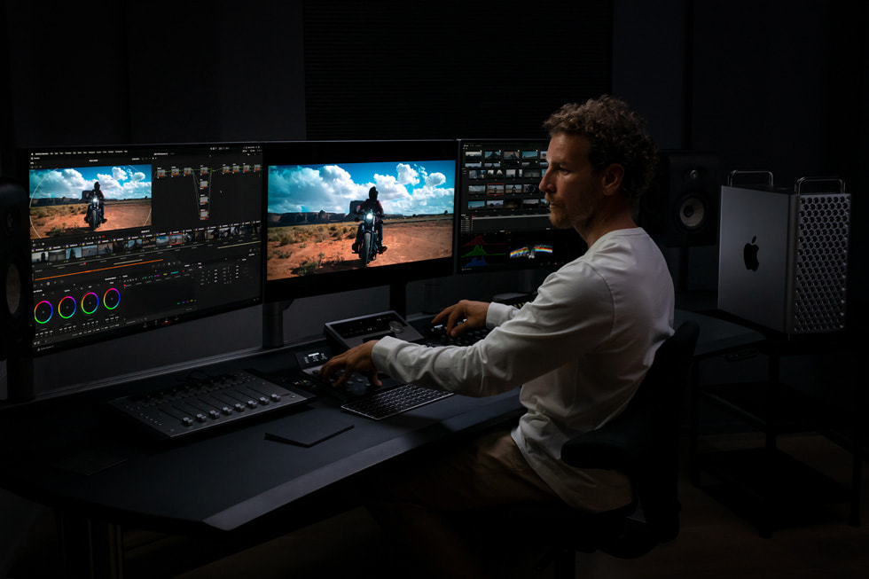 Mac Pro’da DaVinci Resolve üzerinde çalışan bir Apple kullanıcısı, bir görsele birden fazla ekranda bakarken gösteriliyor.