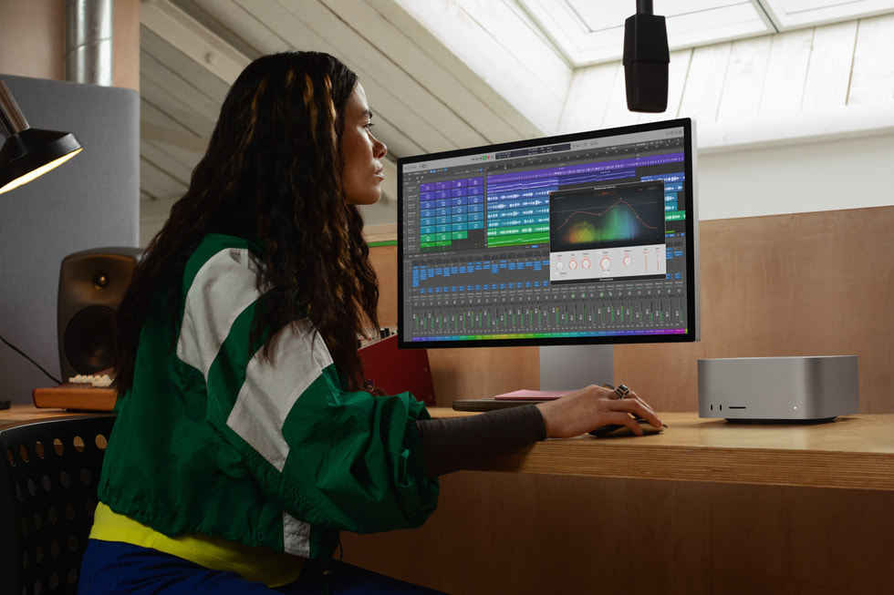 Yan profilden görünen bir Apple kullanıcısı, Mac Studio’da M2 Ultra ile çalışıyor.