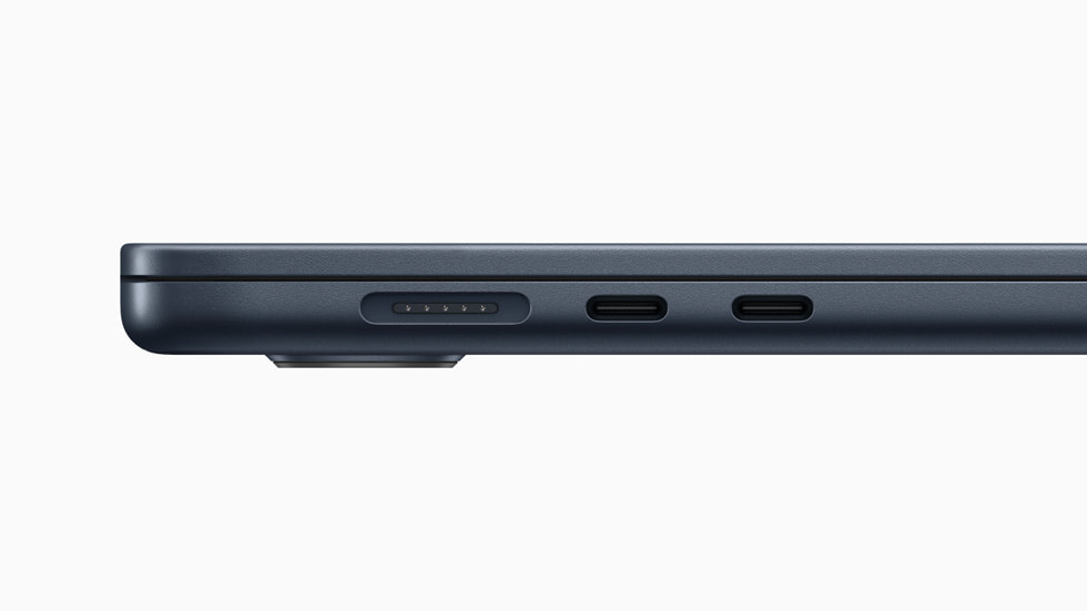 Yeni Gece Yarısı 15 inç MacBook Air’deki MagSafe bağlantı noktasının yakından görünümü.