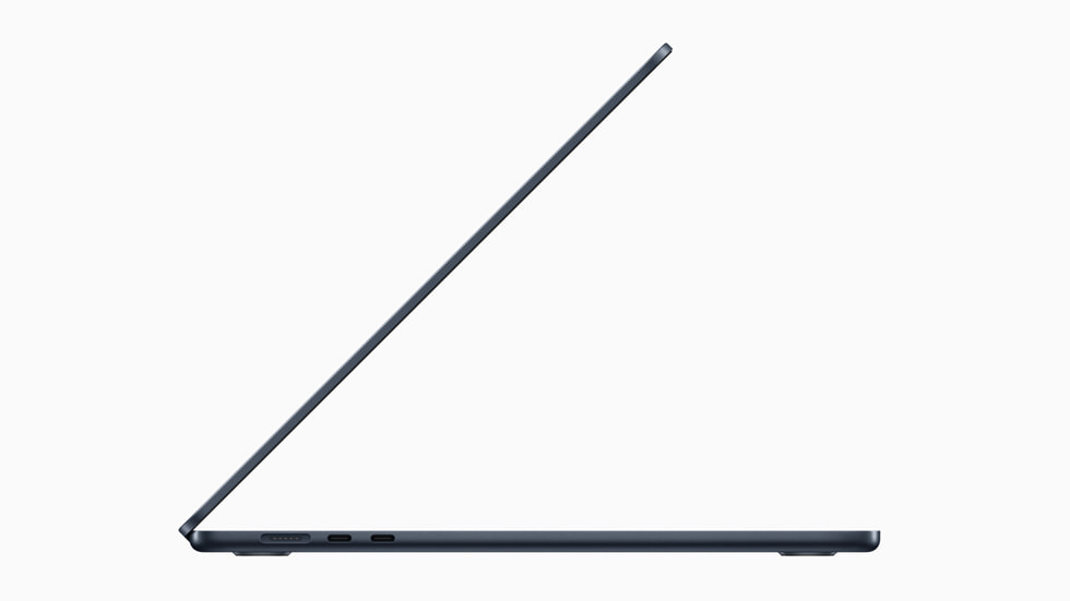 Yeni Gece Yarısı 15 inç MacBook Air’in yandan görünümü.