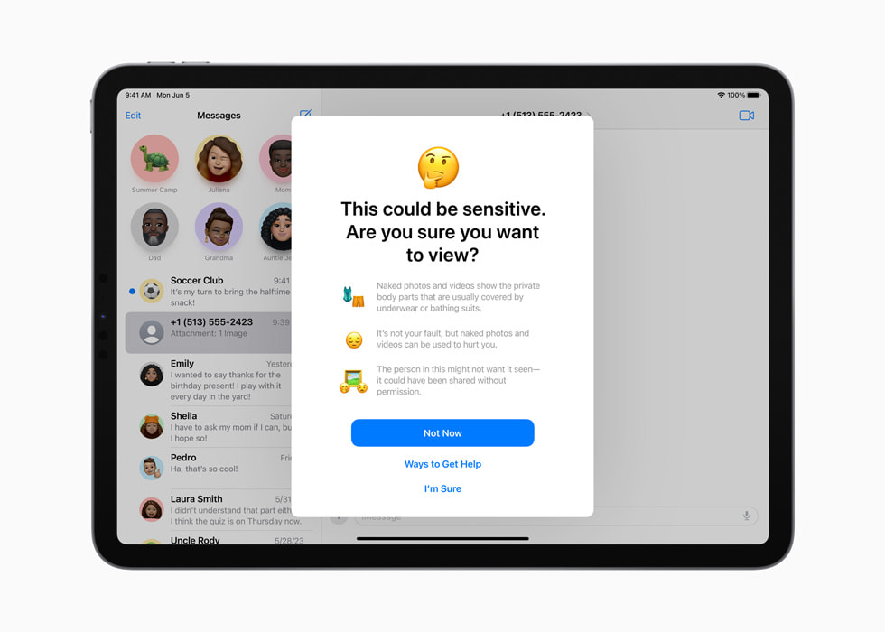 İki iPhone 14 Pro aygıtının birinde Mesajlar, diğerinde ise AirDrop uygulaması açıkken Hassas İçerik Uyarısı gösteriliyor.