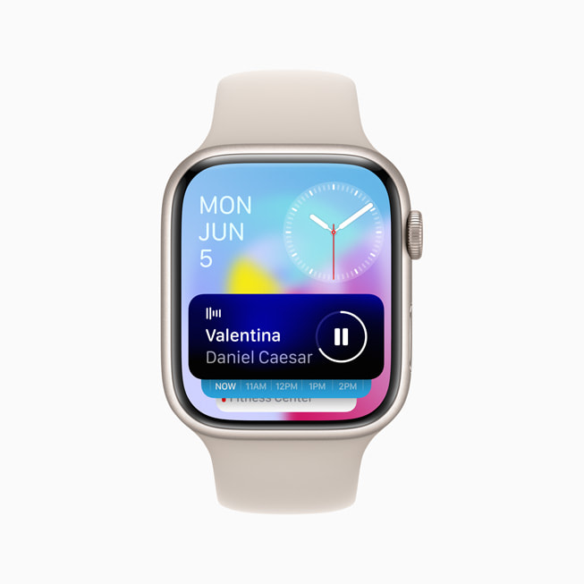 Apple Watch Series 8’de, üst kısımda çalmakta olan müziği içeren yeni Akıllı Gruplama özelliği gösteriliyor. 