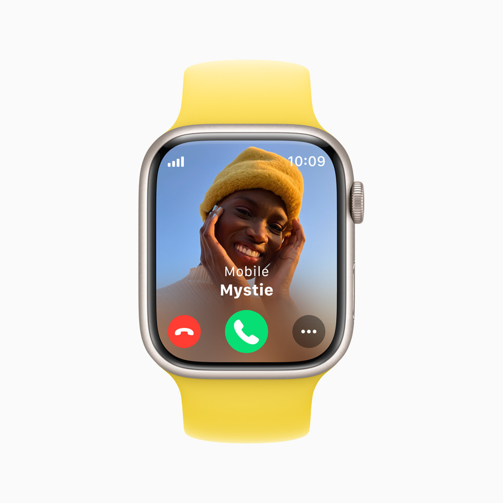 Apple Watch Series 8’de gelen bir arama gösteriliyor.