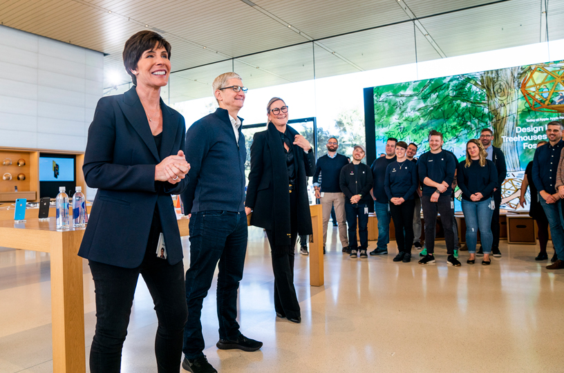 Deirdre O’Brien, Tim Cook ve Angela Ahrendts, Apple ekip üyelerini selamlıyor. 