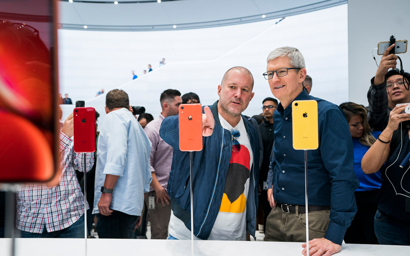 Apple Park에 함께 있는 조니 아이브(Jony Ive)와 팀 쿡(Tim Cook).