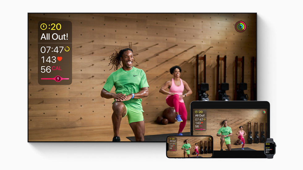 جلسة تمرين Apple Fitness+ مع القياسات في الوقت الفعلي المخصصة عبر ساعة Apple Watch على جهاز تلفزيون ذكي وiPhone 14 وiPad Pro.