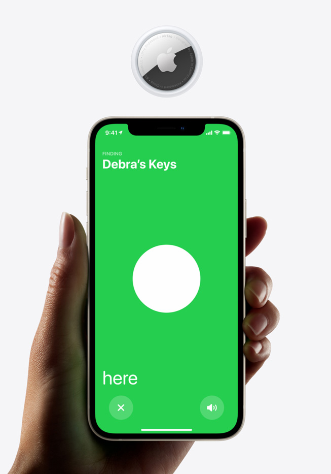 AirTag 찾기 화면이 표시된 iPhone 12와 AirTag 기기.