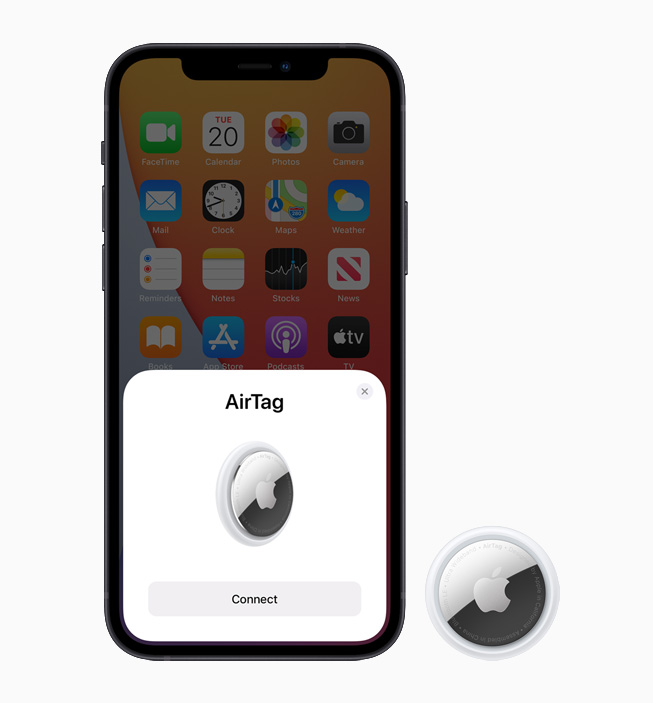AirTag 설정 화면이 표시된 iPhone 12와 AirTag 기기.
