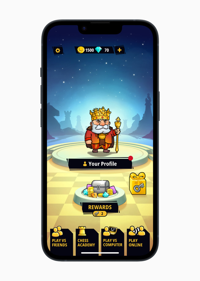 iPhone 14’te, Chess Universe+ oyununda bir şahı ve bir hazine sandığını gösteren bir görüntü.
