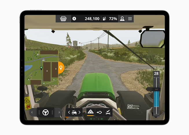 iPad Pro’da, Farming Simulator 20+ oyununda bir çiftlikteki traktörü gösteren bir görüntü.