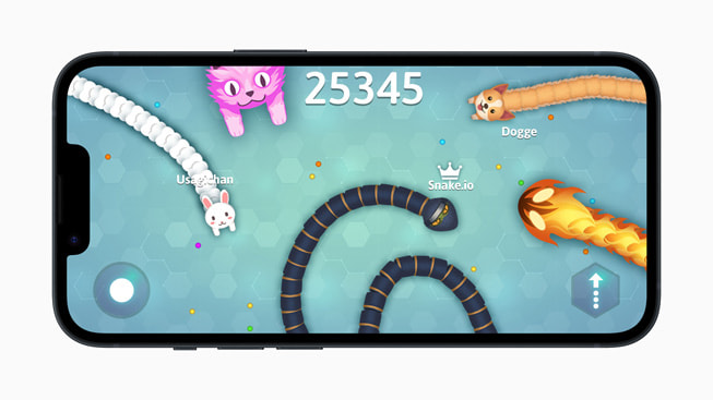 iPhone 14’te, Snake.io+ oyununda bir yılan, bir kedi, bir köpek, bir tavşan ve bir ateş canavarını gösteren bir görüntü.