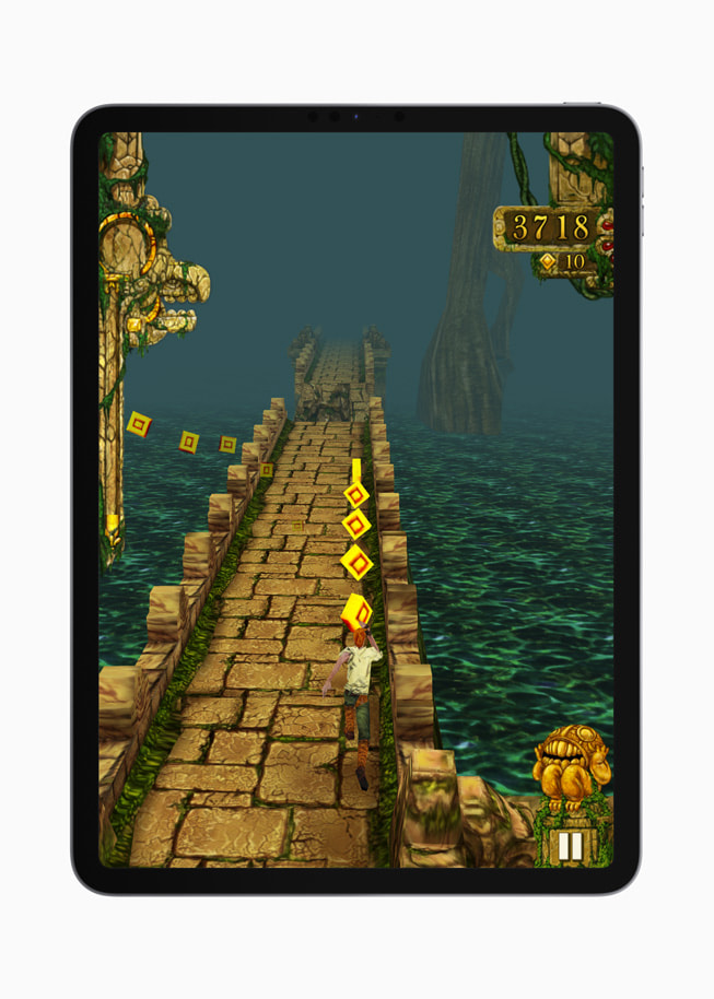 iPad Pro’da, Temple Run+ oyununda su üzerinde taş bir köprüde duran oyuncuyu gösteren bir görüntü.