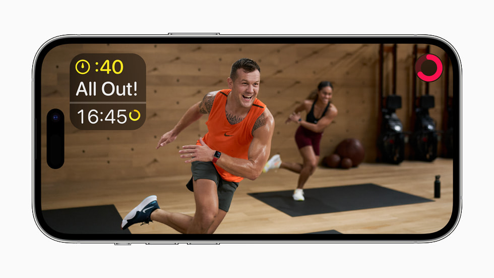 جلسات تمارين Apple Fitness+ على iPhone 14 Pro.