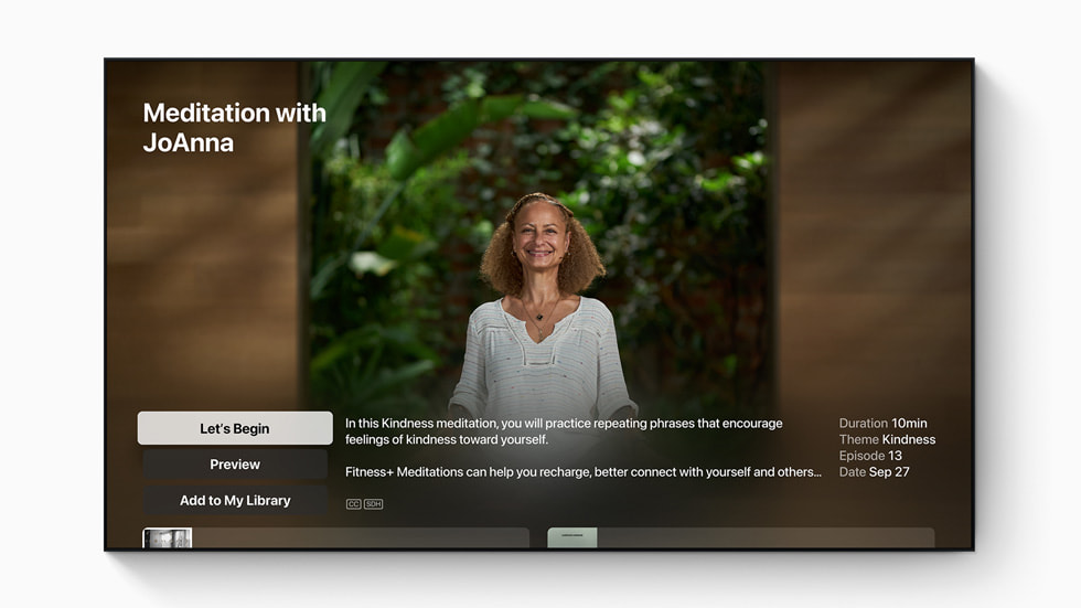 تجربة فيديو التأمل في +Apple Fitness من خلال Apple TV مع مدرب +Fitness.