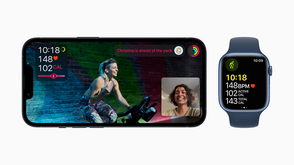 +Apple Fitness تستخدم SharePlay على Apple Watch Series 7 بالتكامل مع iPhone 13 Pro.