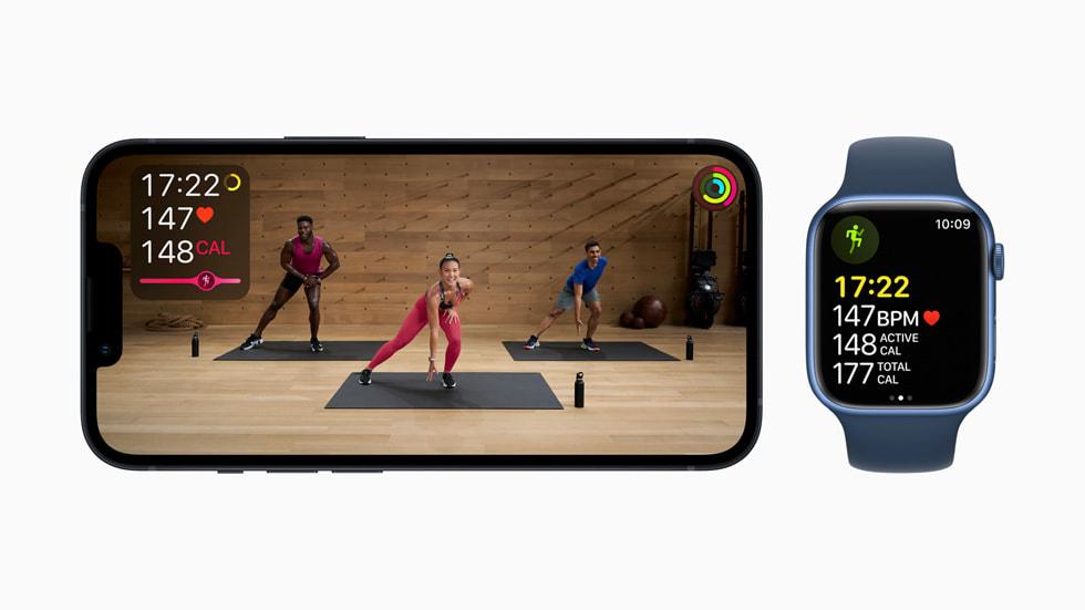 +Apple Fitness تعرض القياسات الرئيسية خلال التمرين على iPhone 13 Pro وApple Watch Series 7.