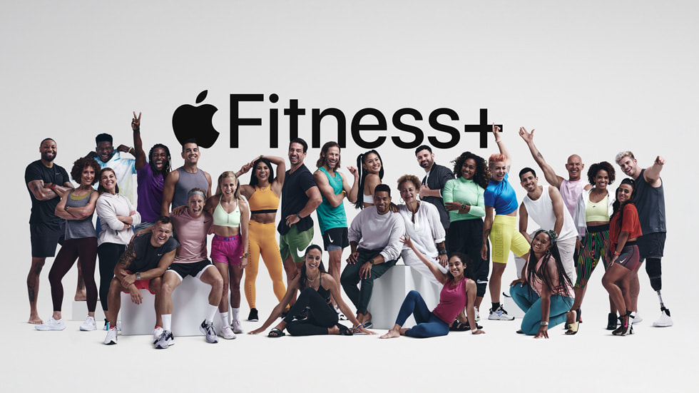 صورة جماعية لمدربي +Fitness المتعددين أمام شعار +Apple Fitness.