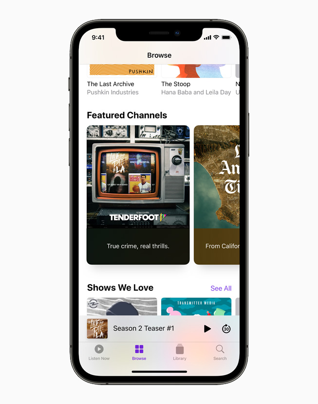 Apple Podcasts 탐색 탭의 추천 채널을 보여주는 iPhone 12 Pro.