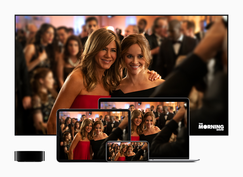 Bir TV, iPad, iPhone ve Mac’in yanında bulunan ve “The Morning Show” programını gösteren Apple TV.