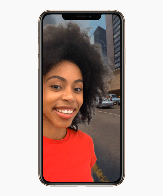 Clips’teki yeni animasyonlu Selfie Ortamı ile selfie çeken bir kadını gösteren gif.