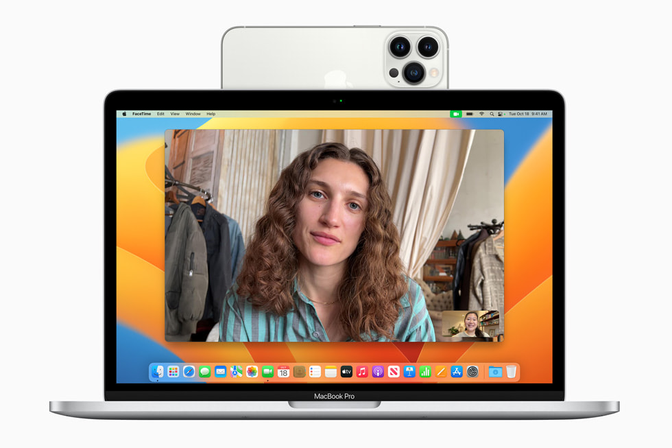 macOS Ventura의 연속성 카메라 기능을 보여주는 MacBook Pro. 