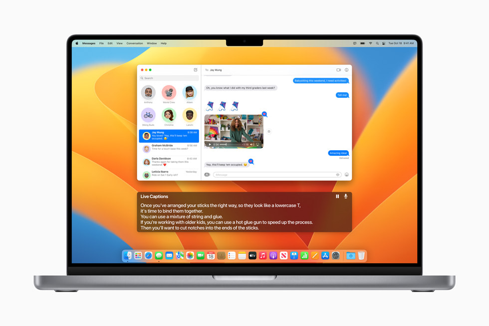 라이브 캡션을 보여주는 MacBook Pro.