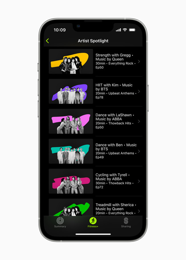 شاشة iPhone تعرض قائمة لسلسلة تمارين Artist Spotlight. 