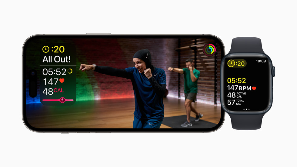 تمرين الملاكمة في +Apple Fitness معروض على iPhone وApple Watch.