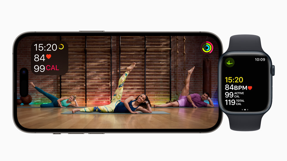 Trening pilates z instruktorką Marimbą Gold-Watts i ze specjalnym oświetleniem nawiązującym do barw Pride pokazany na iPhonie 14 Pro i Apple Watch.
