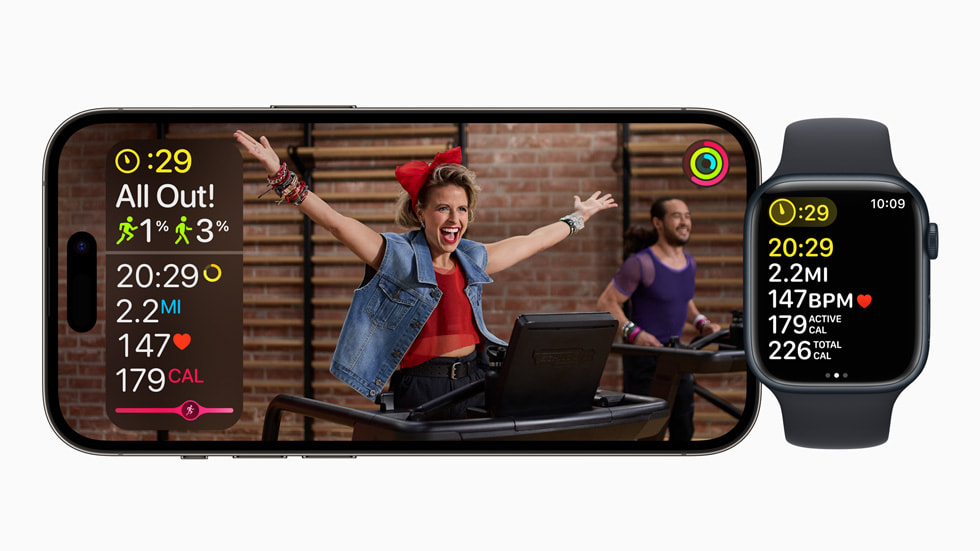 Trening na bieżni z instruktorką Emily Fayette ubraną w strój inspirowany stylem Madonny pokazany na iPhonie 14 Pro i Apple Watch.