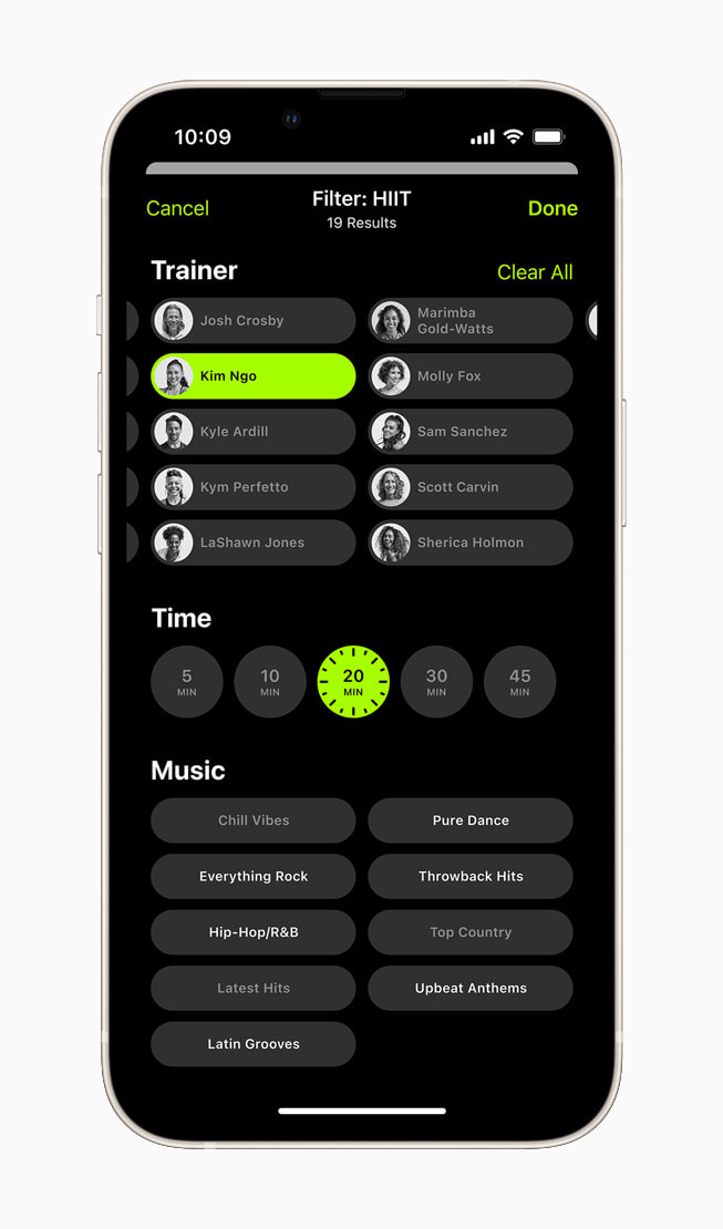 أداة الفلترة في +Fitness معروضة على جهاز iPhone 13 Pro.