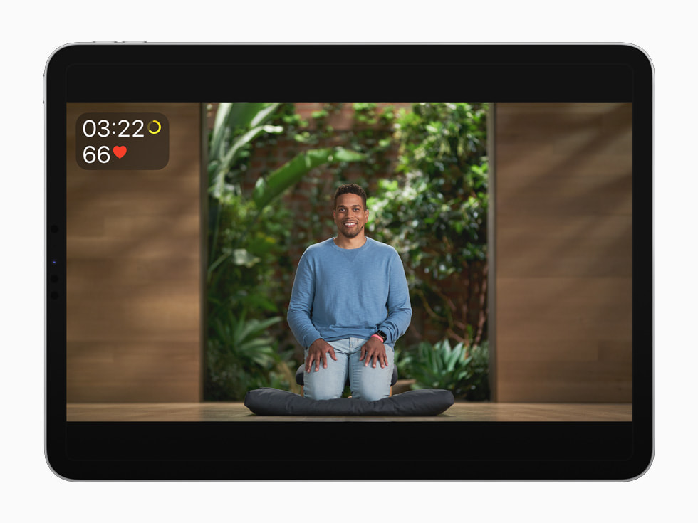 جلسة تأمل من +Fitness معروضة على iPad Pro.