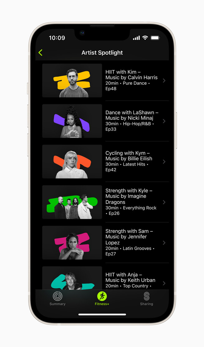 Fitness+에서 아티스트 6명과 이 아티스트들의 아티스트 스포트라이트 플레이리스트를 보여주는 iPhone 화면.