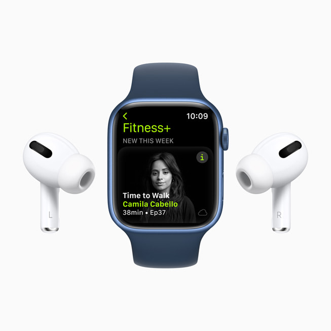 카밀라 카베요가 등장하는 Fitness+의 걷기 시간 에피소드를 보여주는 Apple Watch Series 7.