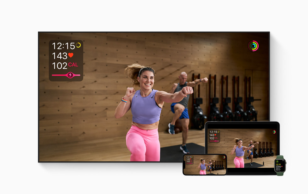 Apple Fitness+에서 새로운 운동 방법을 보여주는 트레이너.