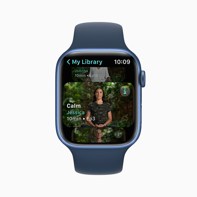 Apple Watch Series 7에서 명상 가이드 세션을 진행하는 Apple Fitness+ 트레이너 제시카.