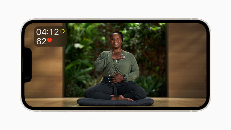 Apple Fitness+ 트레이너가 진행하는 명상 가이드 세션.