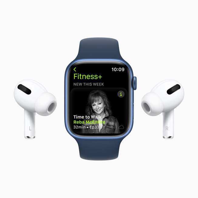 리바 매킨타이어가 등장하는 Fitness+의 걷기 시간 에피소드를 보여주는 Apple Watch Series 7.
