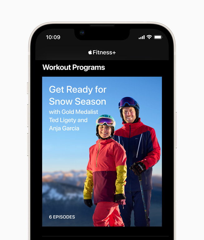 Fitness+에서 테드 리게티와 안야 가르시아가 함께 하는 스노우 시즌 대비 운동 홈 화면을 보여주는 iPhone 화면.