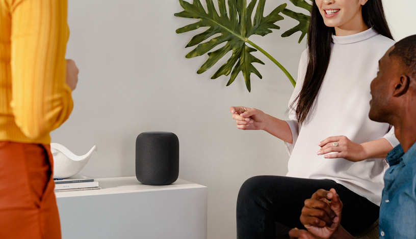 HomePodに聞き入る人たち。