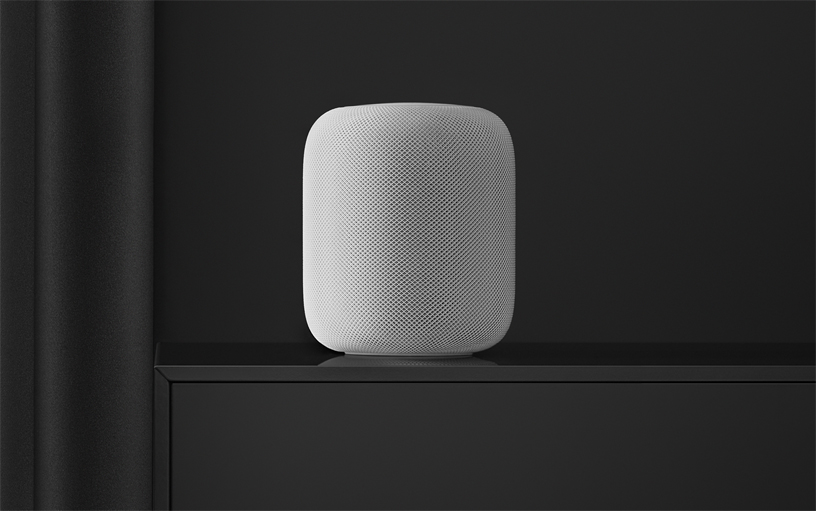 블랙 색상 선반에 놓인 화이트 HomePod