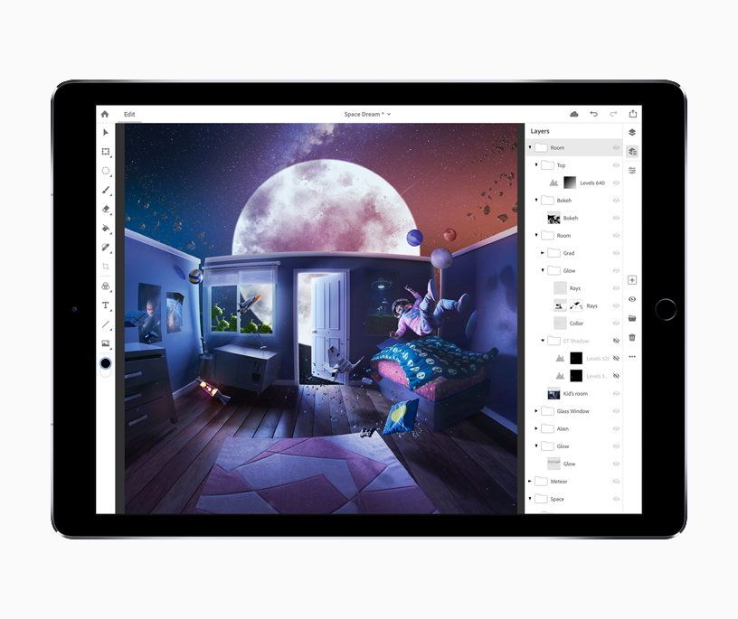 Photoshop CC düzenleme penceresini gösteren bir iPad ekranı.