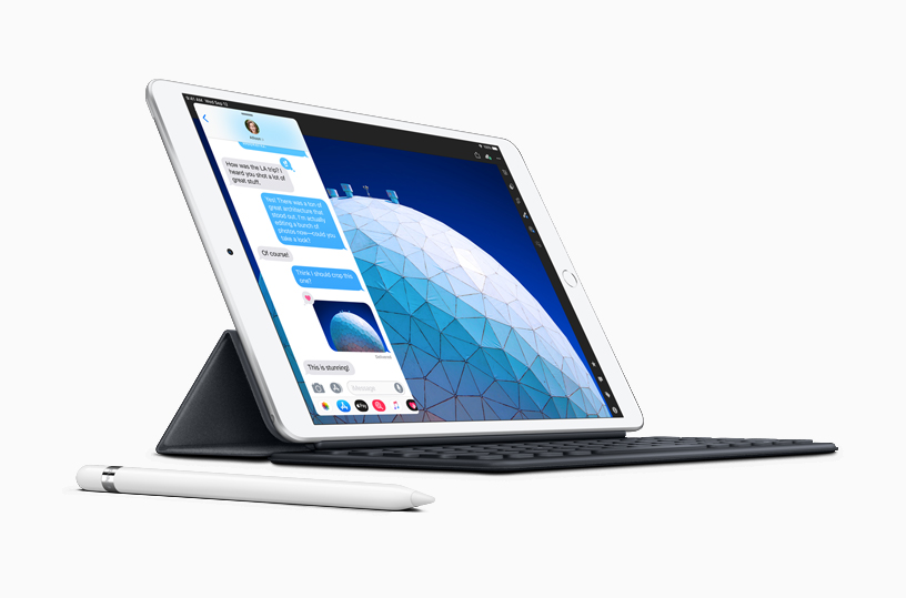 iMessage için Slide Over ekranını gösteren iPad Air ve Apple Pencil. 