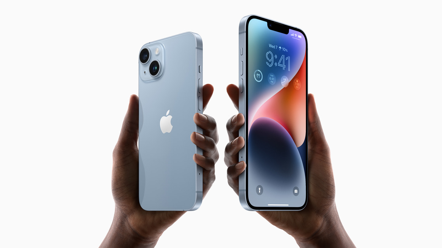iPhone 14 ve iPhone 14 Plus’ı tutan iki el.